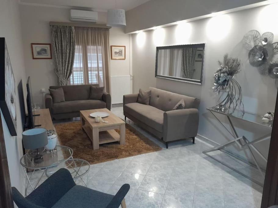 Maison De Luxx , A11 City Center Larissa Bagian luar foto